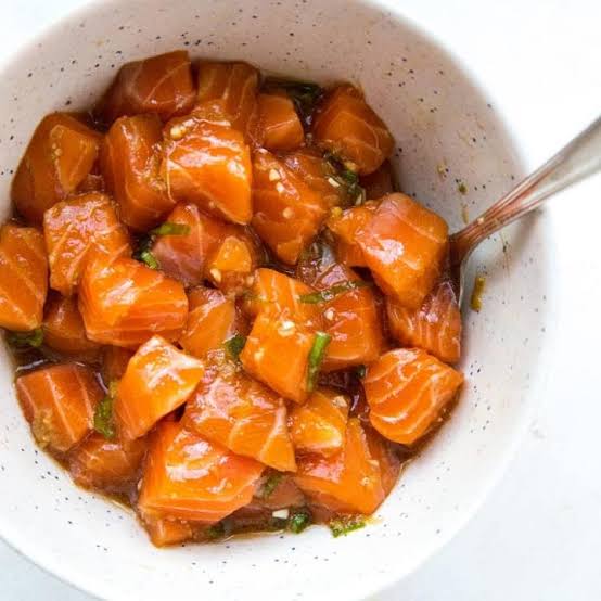 MARINATED SALMON & AVOCADO BOWL